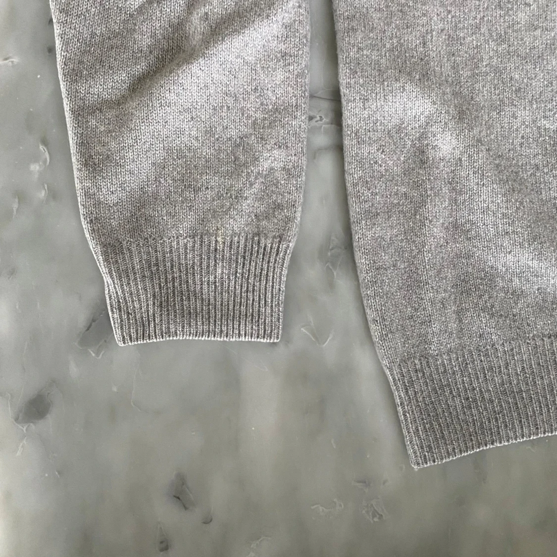 Grå hoodie i kashmir och ull från Oscar Jacobson - 3