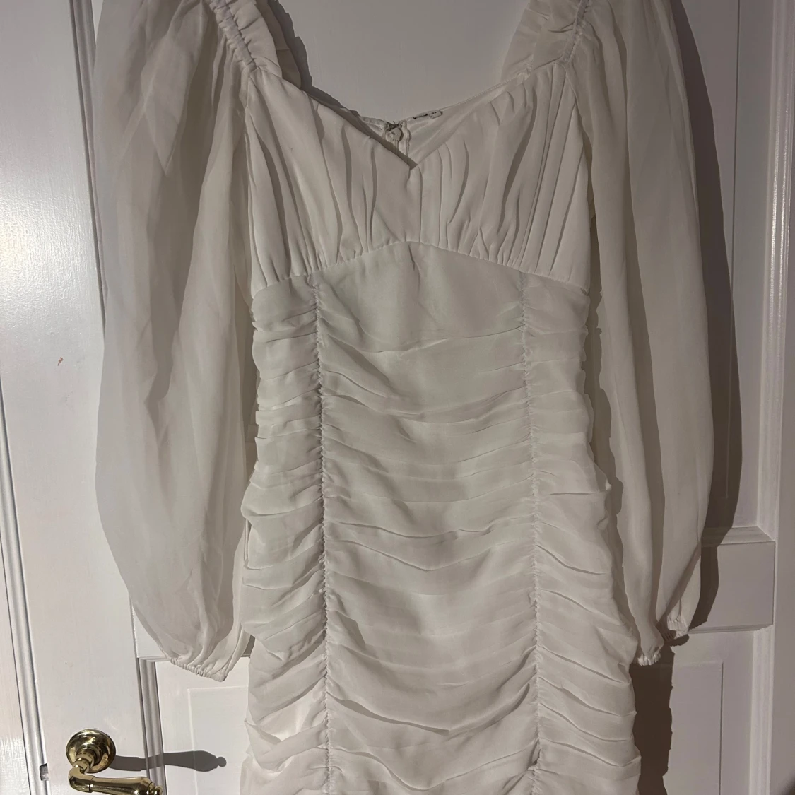 Vit kort omlottklänning med puffärm