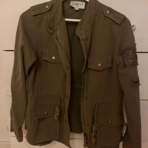 Ciminy paris jacka - jätte fin tunn olivgrön jacka från ciminy paris❣️storlek S, säljer på grund av att den inte kommer till användning. knappast använd❣️ 