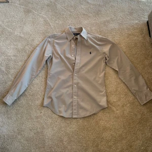 Ralph Lauren skjorta - Tja! Säljer nu denna snygga Ralph Lauren skjortan i storlek S. Skjortan är i mycket bra skick och säljs för endast 299kr. Hör gärna av er om ni har funderingar eller liknande. Mvh👔