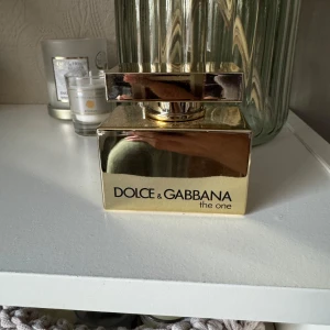 Dolce & Gabbana The One Gold EdP 50ml - Använt cirka 5 sprut. Inköpt för 1475kr Dolce&Gabbana The One Gold Eau de Parfum Intense är en hyllning till den självständiga och fängslande kvinnan, med en luminös och förtrollande olfaktorisk blandning av plommon, ros och jasmin.  Intense: det ultimata uttrycket för elegans och kvinnlighet. Skapad av Violaine Collas Topnoter - Plommon: söt och förförisk Hjärtat - Ros: fräsch och romantisk Bas - Jasmin: elegant och sensuell Doftfamilj: Floral Fruity