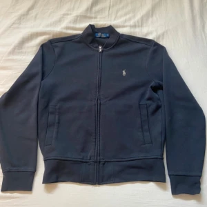 Mörkblå tröja  från Polo Ralph Lauren - Snygg  zip tröja från Ralph lauren i storlek S, 9/10 skick pris kan diskuteras