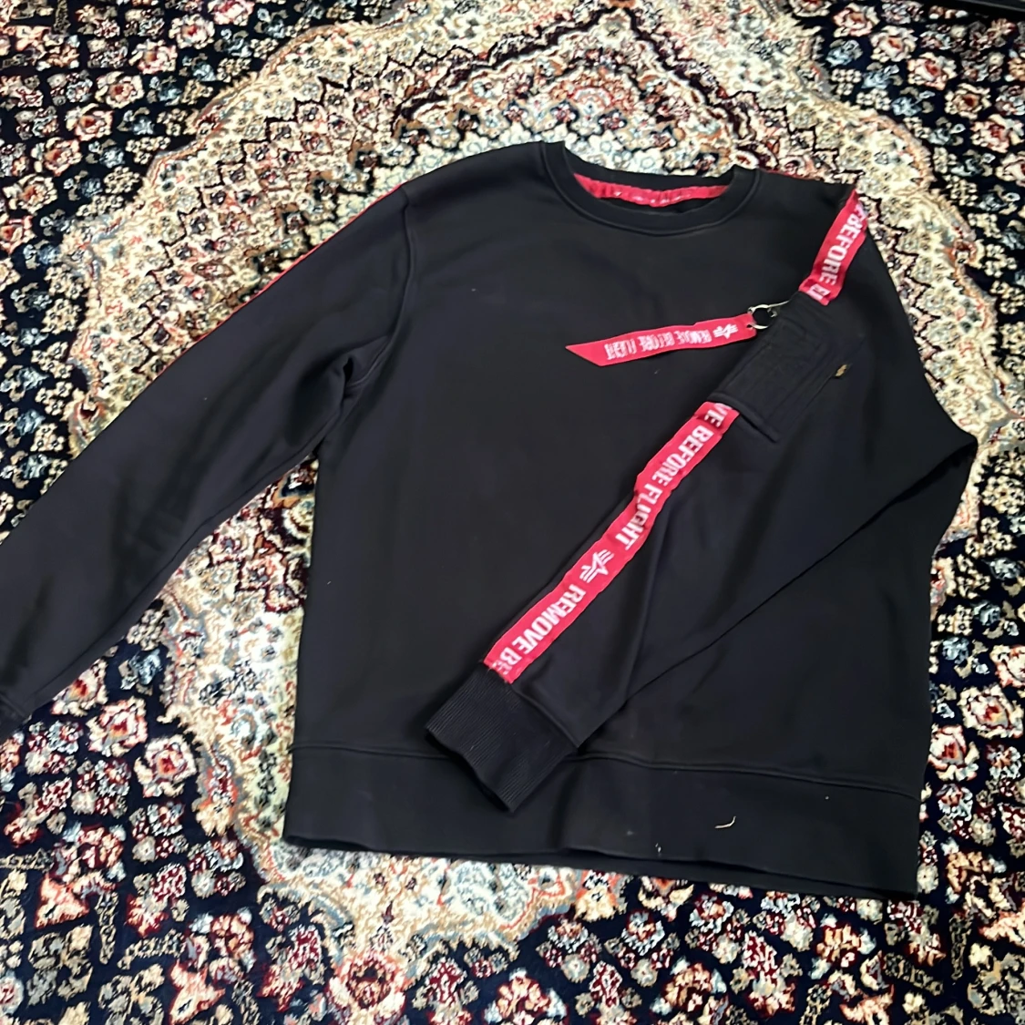 Svart Alpha Industries tröja med fack på armen.