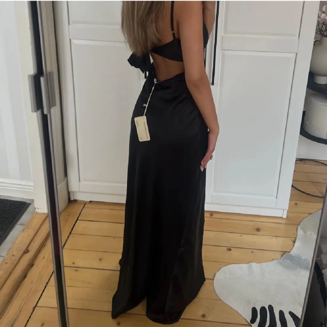 Svart långklänning med öppen rygg - 2