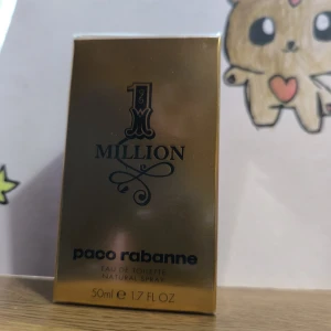 Paco Rabanne 1 Million EdT 50ml - 1 Million från Paco Rabanne är en ikonisk herrparfym i en lyxig, guldig förpackning. Eau de toilette, 50 ml. Doften är känd för sina fräscha och kryddiga noter, perfekt för dig som vill sticka ut med en exklusiv och modern vibe.