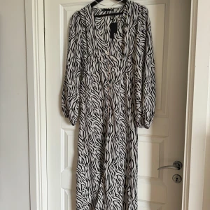 Långklänning zebra  - Endast testad🩷 passar xs-s. Går till anklarna på mig som är 165cm lång.
