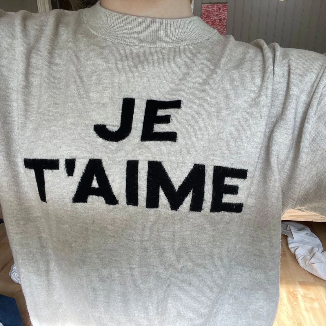 Grå tröja med text från Gina Tricot