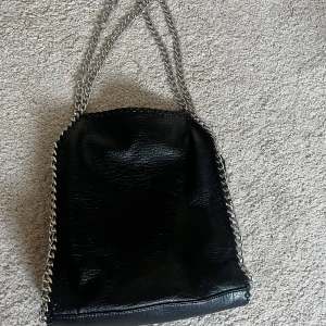 Tiamo väska  - Jätte fin lite större svart tiamo väska🤗Är i nyskick och nästan aldrig använd! Säljer för 220kr 💞Kan kanske sänka priset !!!