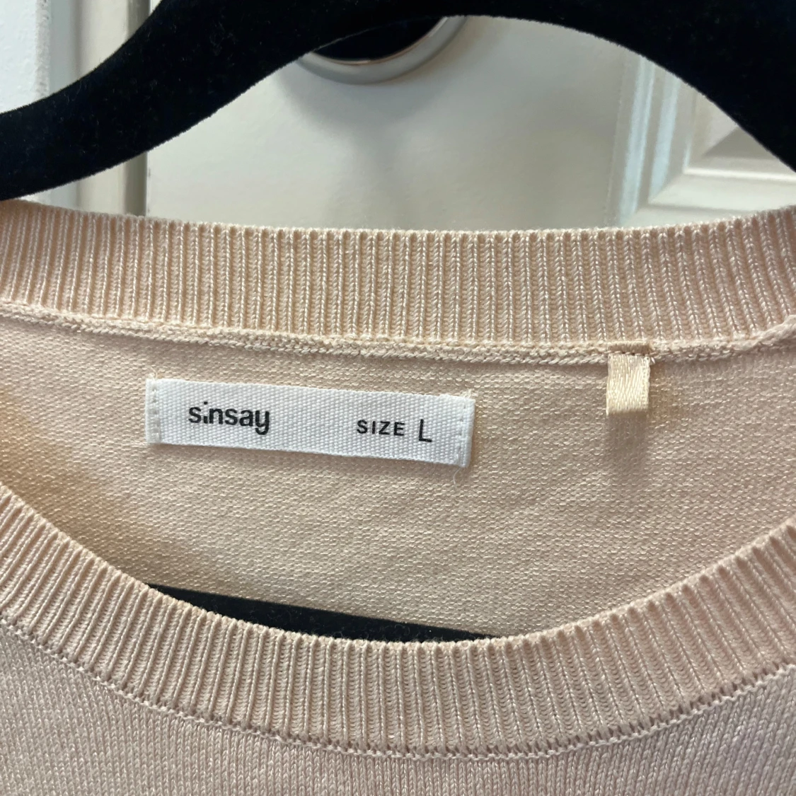 Beige tröja med gulddetaljer Sinsay - 1