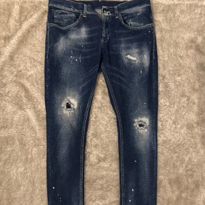 Dondup jeans - Dondup George i storlek 31. Mycket bra skick👍kontakta gärna om du har några frågor eller funderingar. Pris kan diskuteras vid snabbaffär🙂 