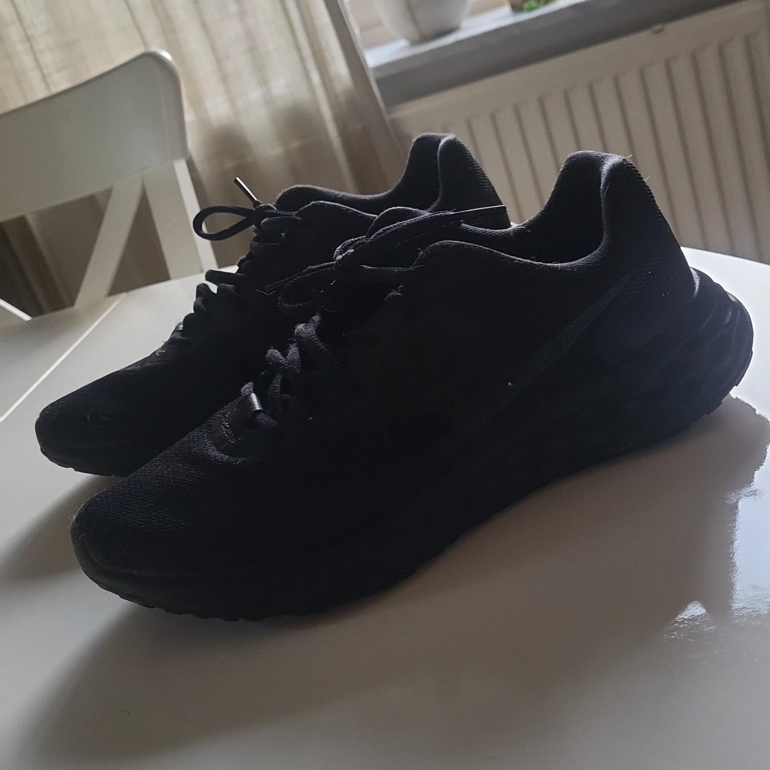 Svarta Nike sneakers med snörning - 1