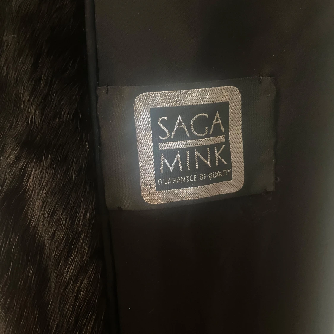 Lång mörk pälsjacka i klassisk stil - 4