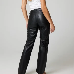 Svarta raka byxor i skinnimitation - Snygga svarta byxor i skinnimitation med raka ben och klassisk femficksdesign. Byxorna har hög midja och stängs med dragkedja och knapp. Perfekta för dig som vill ha en edgy och trendig look. Säljer då det blev fel storlek, prislappen kvar endast testade. Nypris på hemsidan 250kr