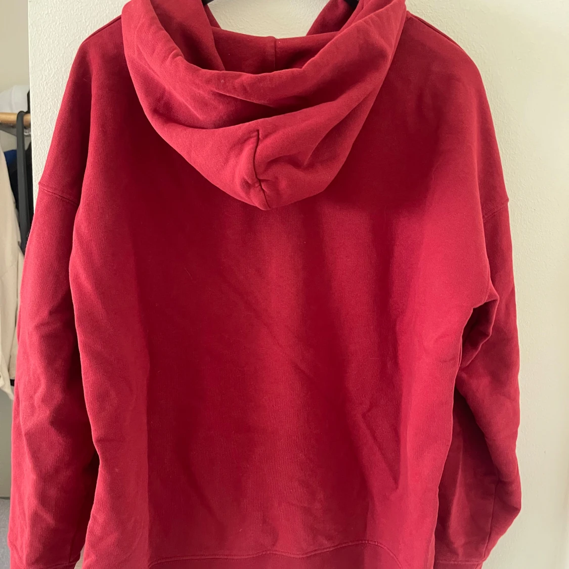 Röd hoodie från Sandro Paris - 2