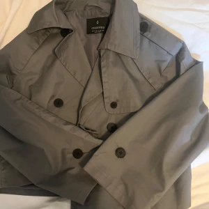 Grå croppad trenchcoat - Snygg grå trenchcoat från stradivarius, aldrig använd bara testad🤍