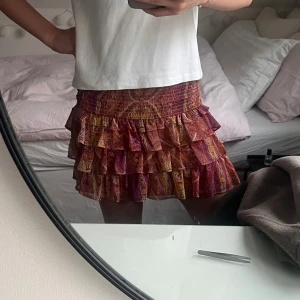 Färgglad volangkjol från Zara - Supersöt volangkjol i storlek S från Zara. Färgglad och perfekt till sommaren. Mycket bra skick