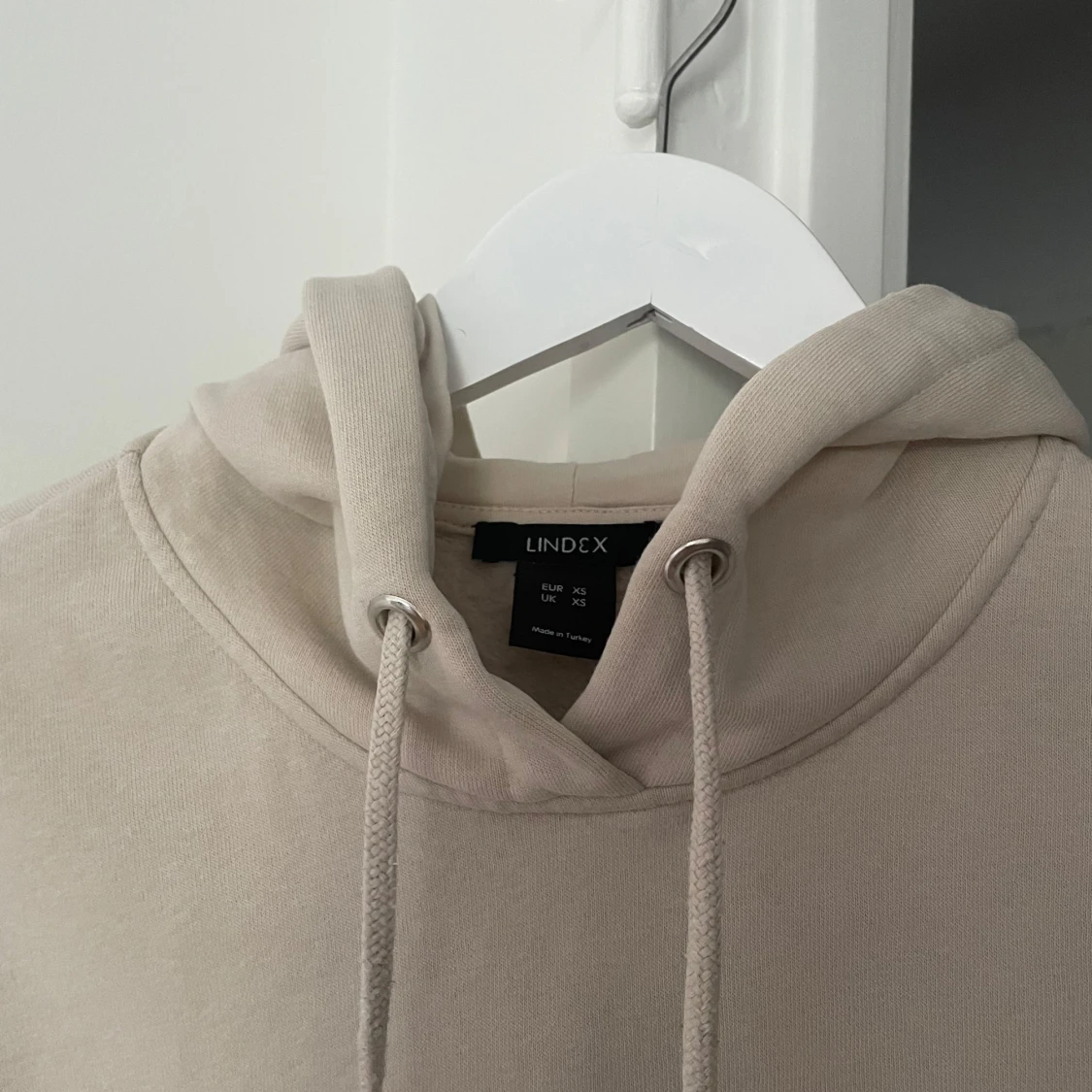 Beige hoodie från Lindex med huva - 2