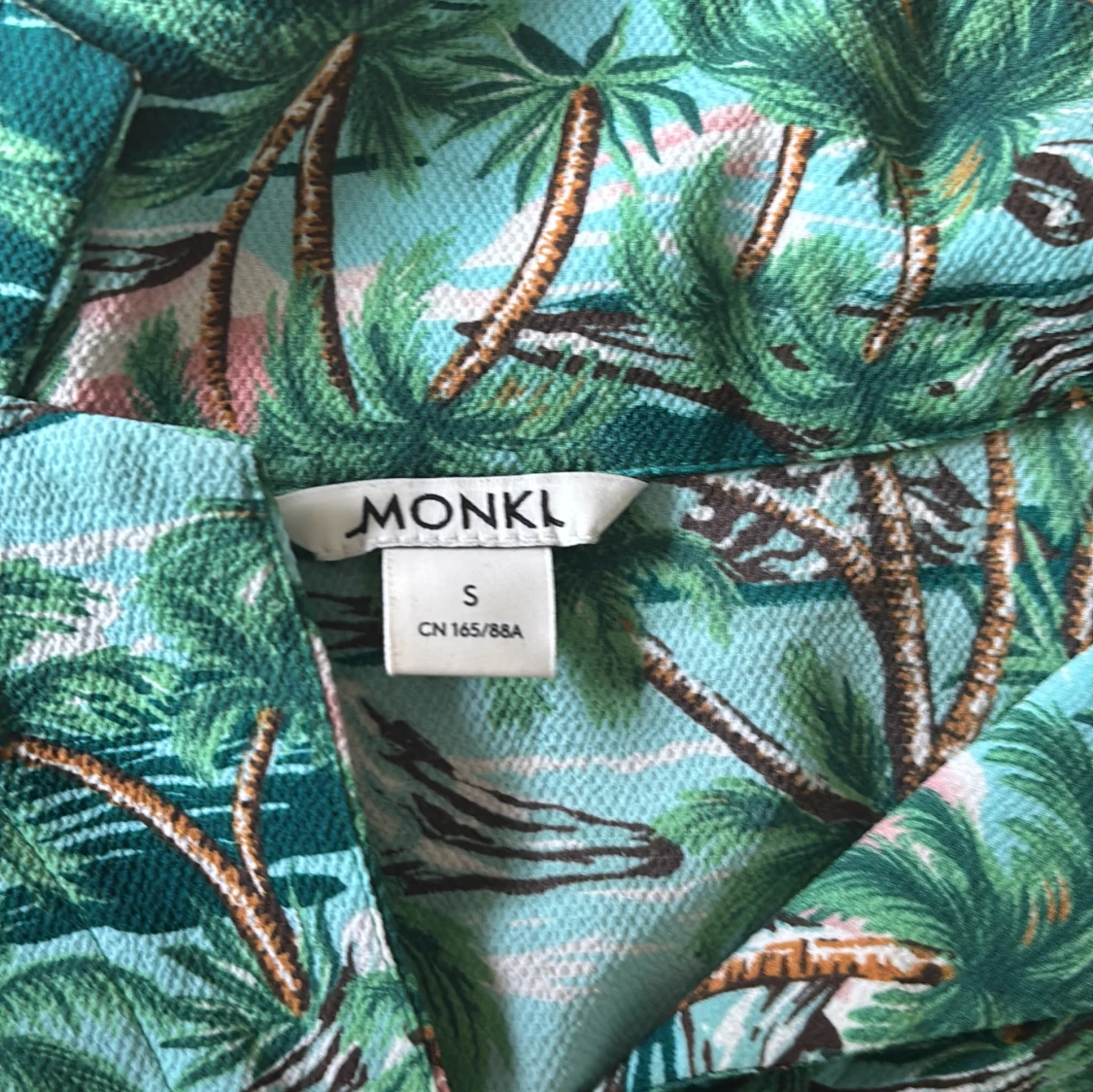 Palmmönstrad kortklänning från Monki - 2