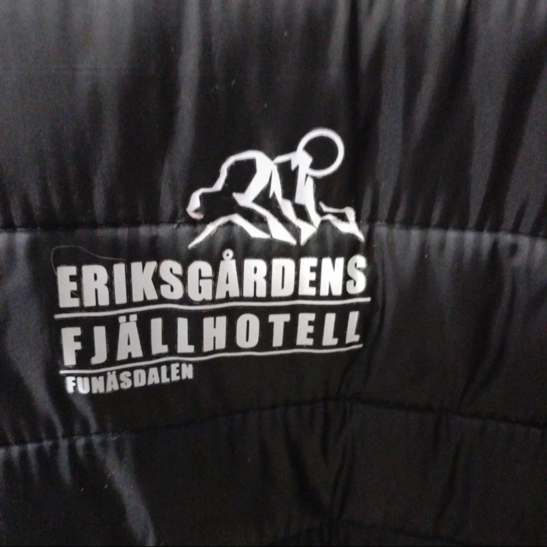 Svart dunjacka EriksGårdens Fjällhotell - 1