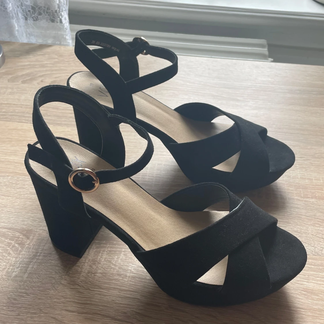 Svarta sandaler med klack från VOX - 1