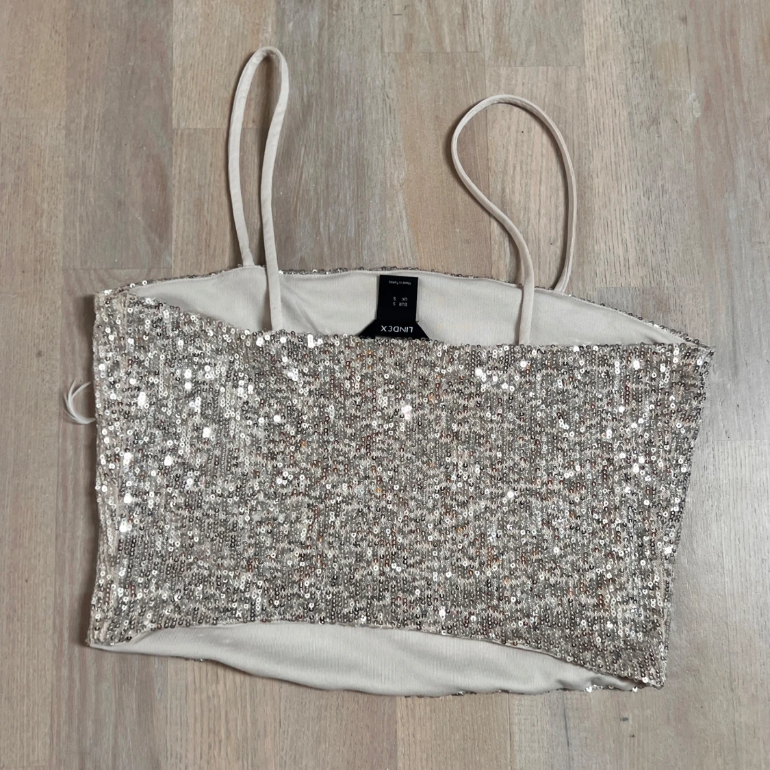 Glittrig silver tubtopp från Lindex - 2