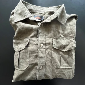  Linneskjorta från Morris - Snygg olivgrön skjorta från Morris i 100% linne.