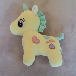 Soft Buddies Mini Pony Plushie🎀⚓️🪸🐴 - Nyaste och gulligaste mini pony gosedjuret☺️ Så mysig i sängen! Inga skador eller fläckar, helt ny! Nypris 350 kr 💕 🚚 Skickar inom kort!
