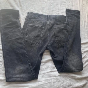 Slim fit Glenn jeans från Jack & Jones - Snygga svarta Slim fit Glenn jeans från Jack & Jones. . 