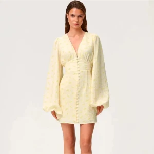 Ljusgul kortklänning från Adoore  - Säljer min Adoore klänning i storlek 36 då jag sparade storlek 34 istället!🫶🏼