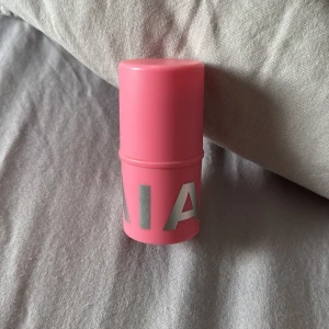 Caia Cosmetics Blush Stick Berry Smoothie - Krämrouge i stickformat från Caia Cosmetics i färgen Berry Smoothie. Kommer i en söt rosa plastförpackning med silvriga bokstäver. Färgen är en fräsch, bärig rosa ton som ger kinderna ett naturligt glow. Enkel att applicera direkt på huden och perfekt att ha med i väskan.