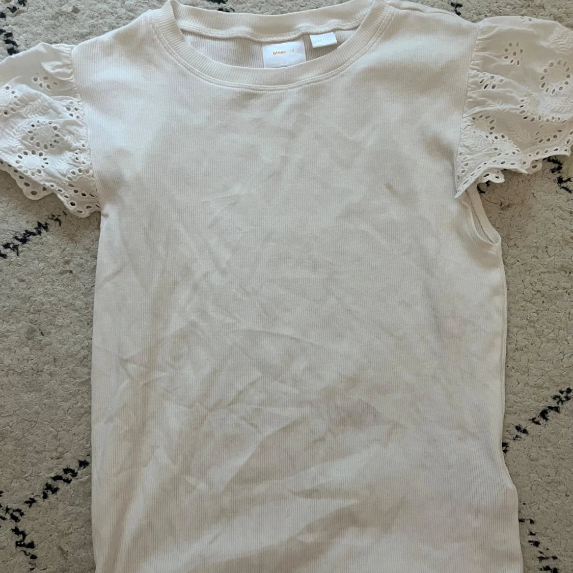 Vit topp med spetsärmar - 1