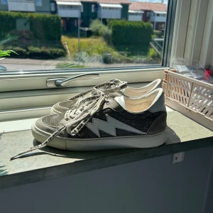 Zadig Voltaire skor!! -  Sulorna har fläckar från mina strumpor som färgat av sig men dem skickas med och det går att köpa nya sulor! Dustbag tillkommer!!🥰🥰vill gärna få sålt dem så snabbt som möjligt då jag vill köpa nya skor. (PRIS KAN DUSKUTERAS)