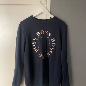 Mörkblå sweatshirt från Hugo Boss - Snygg mörkblå sweatshirt från Hugo Boss, använt fåtal gånger , mycket bra skick.  Köpt på Hugo Boss affär i Stockholm för 1000kr