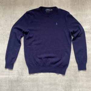 Mörkblå Kashmir tröja från Polo Ralph Lauren  - Säljer en fet Kashmir tröja  från Polo Ralph Lauren  | skicket på tröjan är 8/10 väldigt bra | storlek s | ny pris 5000: mitt pris är 1099 | skriv vid frågor och funderingar  