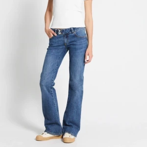 Blå bootcut jeans med låg midja -  Her dessa snygga blå jeans med bootcut passform och låg midja som inte passar längre. Inte andvända så mycket. Priset går att diskutera!❤️