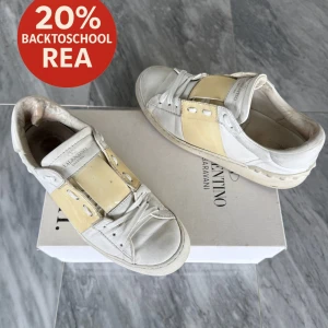 Valentino Open skor  - REA! - Valentino Open - Skick: Använda, gått upp i lite hälen och på sidan  - Storlek 38 - Tillbehör: Två Valentino dustbags - Nypris: 6000kr - TrendWardrobe
