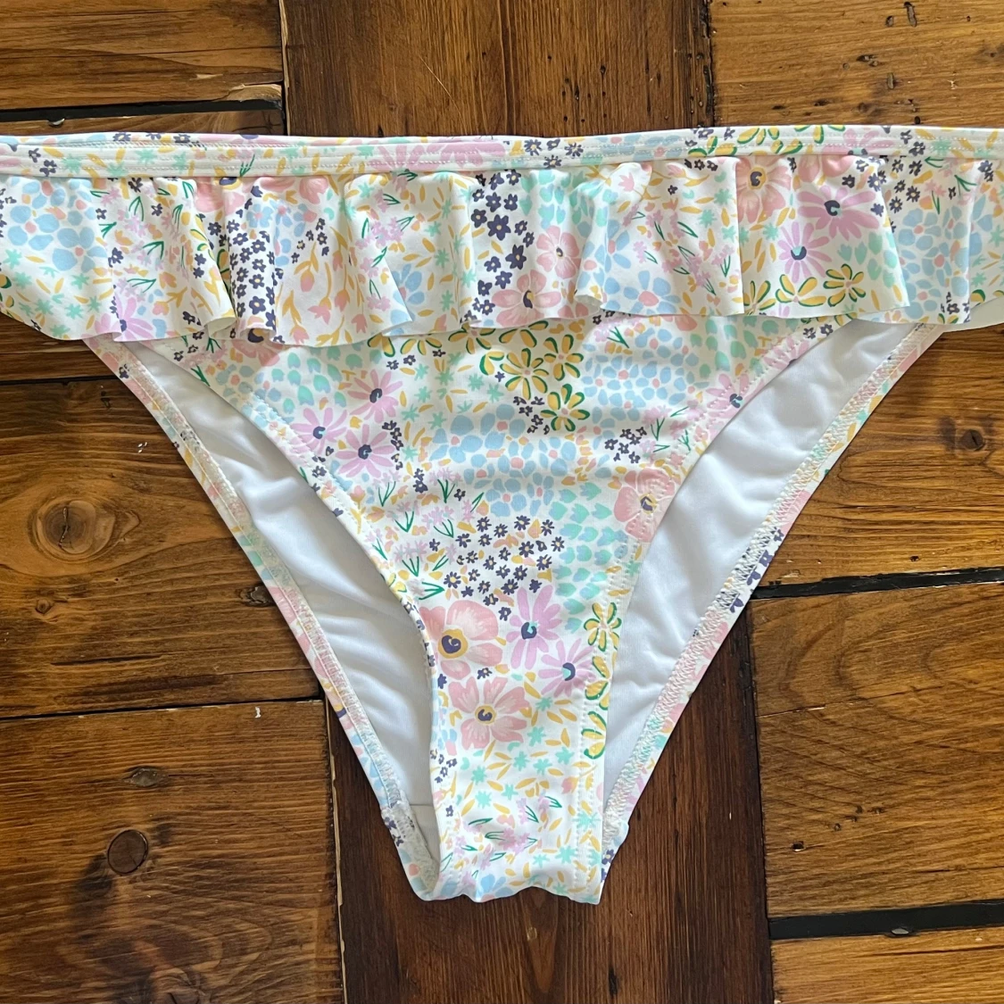 Söt bikini med volanger och blommigt mönster - 3