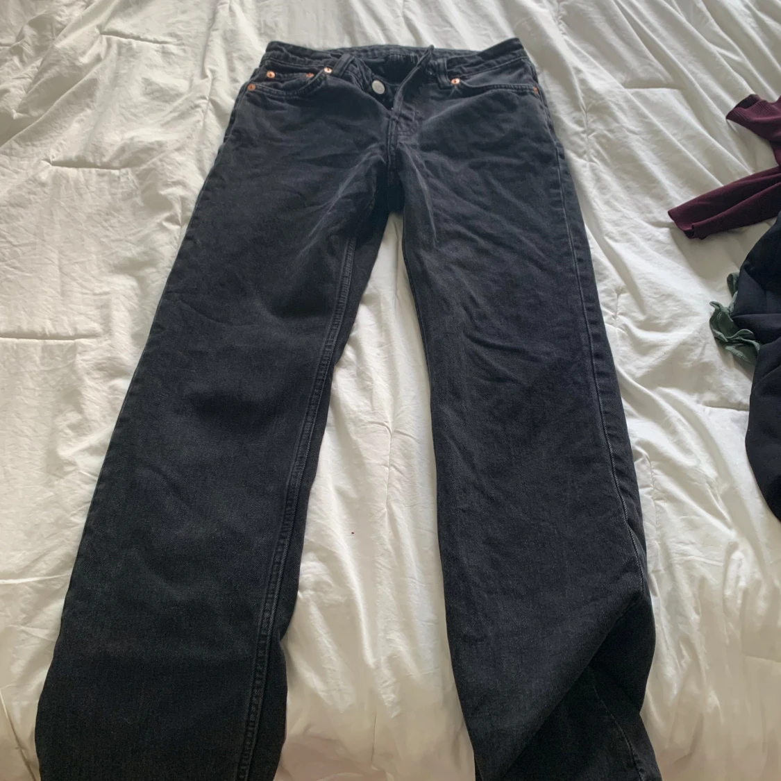 Svarta straight jeans från Weekday