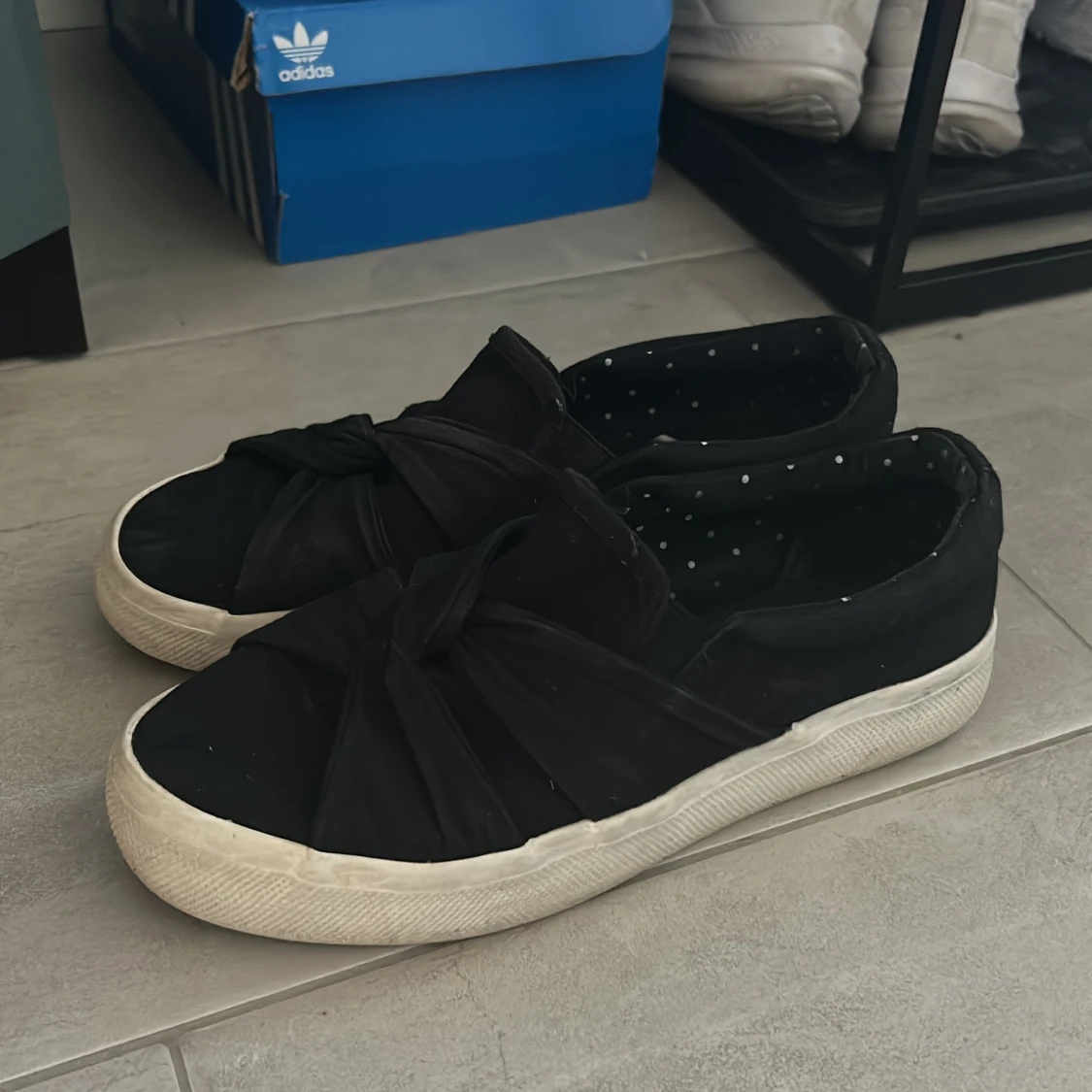 Svarta slip-on sneakers med rosett