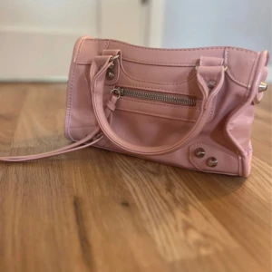 City väska - Vet ej vart den är ifrån men i nyskick jätte fin rosa trendig väska 🩷🩷 färdig paketerat så kan skicka paketet direkt vid köp💓💓💓