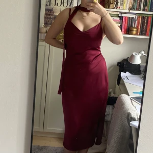Handgjord klänning i 100% siden med slits - Säljer denna handgjorda klänning i 100% siden! Den är använd en gång och i fint skick.🥰Kan gå ner i pris vid snabb affär