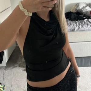 Svart halterneck  - Säljer denna svarta halterneck toppen som är öppen i ryggen, använd 2 ggr 💕 från shein! 