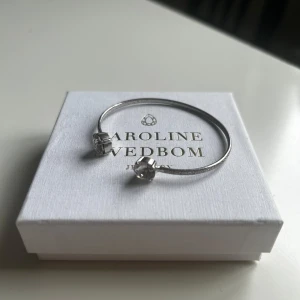 Caroline swedbom armband  - Silveraemband från Caroline swedbom! Lite rostig men inget man ser tydligt! Boxen följer även med. Hör av er med fler frågor eller bilder💋