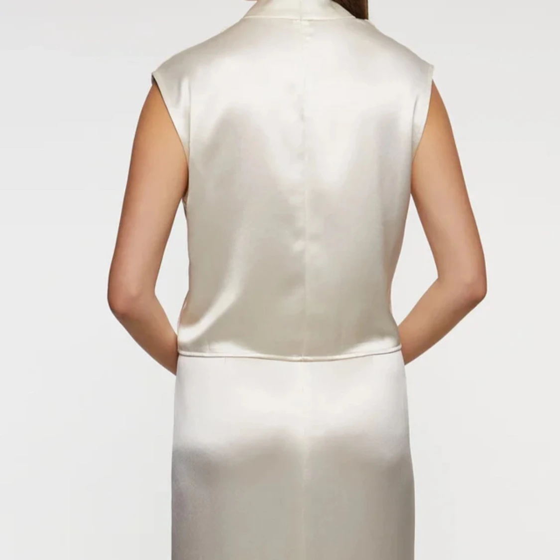 Champagnefärgad satintopp med draperad hals - 1