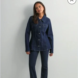 Mörkblå jeansjacka med knappar - Snygg mörkblå jeansjacka som aldrig har kommit till användning! Prislapp finns kvar. Har inga bilder tyvärr ❤️ Säljs pga den inte kommer till användning. Nypris 749kr