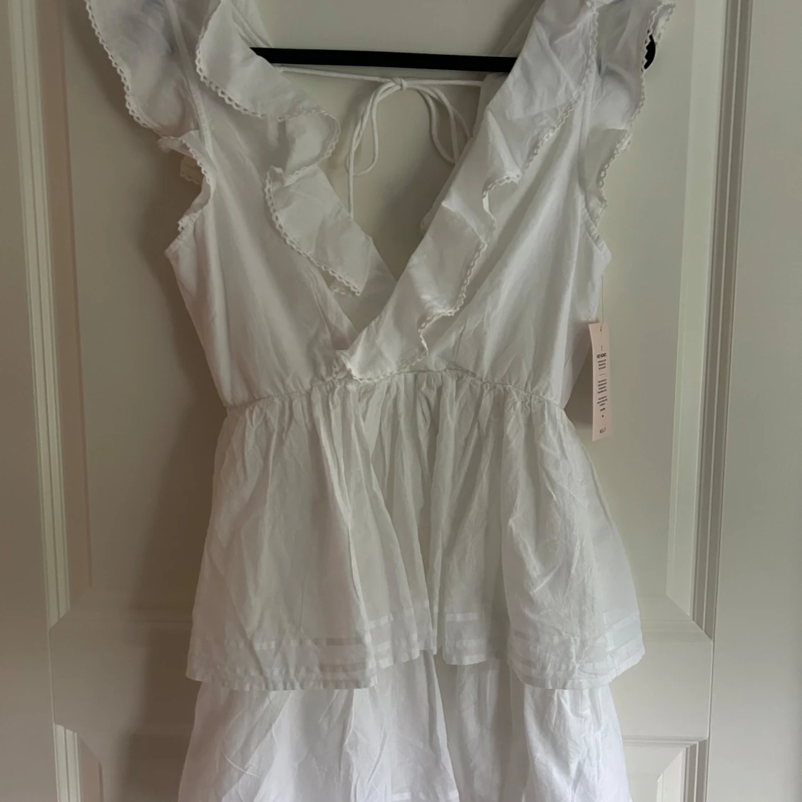 Vit volangklänning med öppen rygg - 3