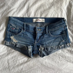 Hollister shorts 💘 - Jättesnygga lågmidjade shorts från Hollister. De är i storlek W25 men passar mellan Xs-S. Har ingen bild på tyvärr!! Midjemått 38cm 💗💗