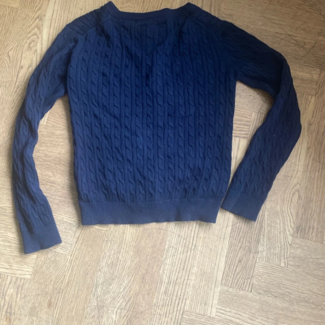 Mörkblå kabelstickad kofta från Skill - 2
