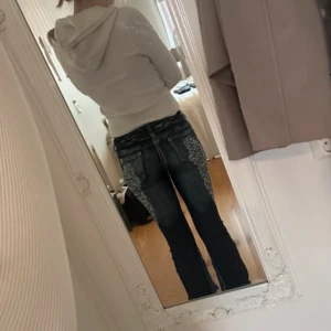 Super snygga jeans - Säljer mina fina jeans då de tyvärr har blivit för tajta! Fina ving detaljer av diamanter på bakfickorna🤗 De är utsydda längst ner men inget man tänker på! Väl använda så det finns slitage. Midja: 34 cm raköver (de är stretchiga). Innerben: 81  cm
