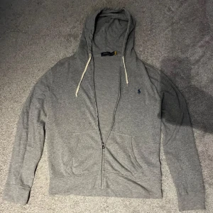 Grå hoodie från Polo Ralph Lauren - Snygg grå hoodie från Polo Ralph Lauren med dragkedja  priset går att diskutera inte hugget i sten minsta lilla bara att höra av sig